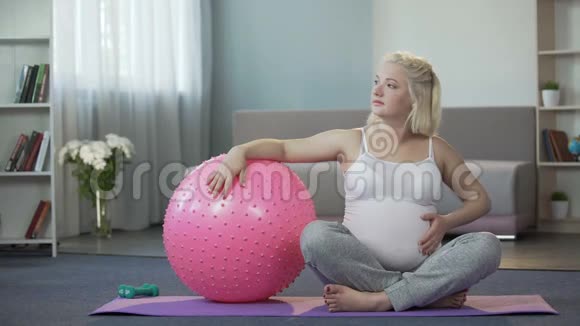 孕妇想着母亲温柔地抚摸她的肚子的魅力视频的预览图