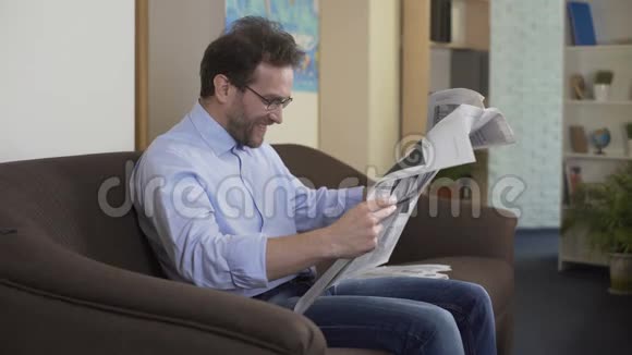 在报纸上读轶事空闲时间和家里放松的人很高兴视频的预览图