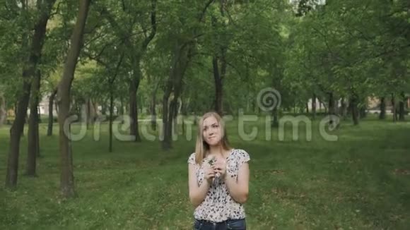 一个年轻女孩在公园散步视频的预览图