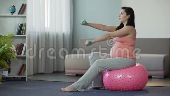 孕妇生活在积极的生活方式中做运动抽肌肉视频的预览图