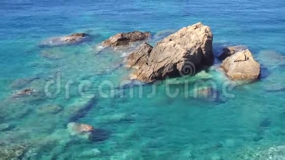 令人惊叹的清澈的蓝色海洋和岩石视频的预览图