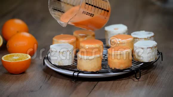 橙饼配镜面釉糖果产品视频的预览图