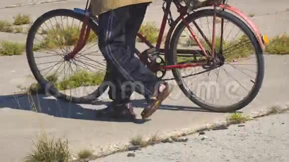 老人带着旧自行车走在街上视频的预览图