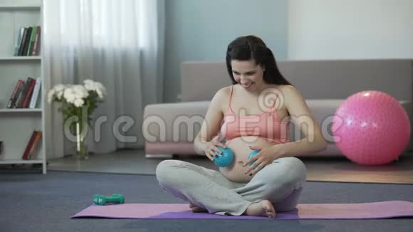 女人用小健身球给肚子按摩里面有婴儿视频的预览图