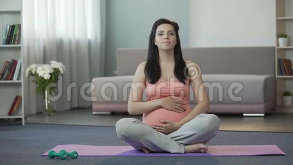 女性恢复内在和谐与平衡临产前做瑜伽视频的预览图