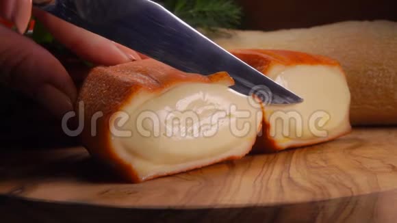 穆罗尔是一种巴氏杀菌半软的牛牛奶奶酪视频的预览图