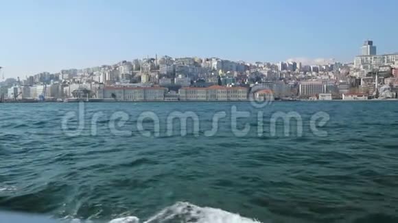 旧的和新的伊斯坦布尔景观从帆船上看到令人敬畏的超建海岸线视频的预览图