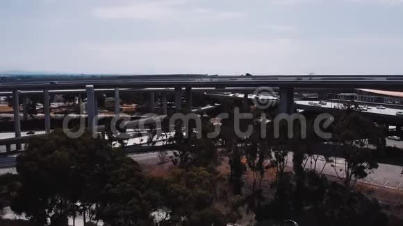 无人机上升揭示了大型复杂的普雷格森法官高速公路交叉口在洛杉矶与大住宅区视频的预览图