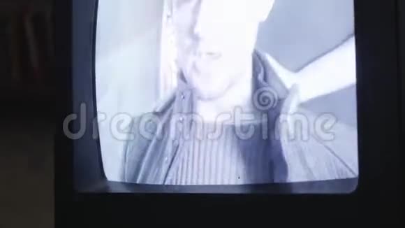 老式电视屏幕显示歌唱青年的视频成像视频的预览图
