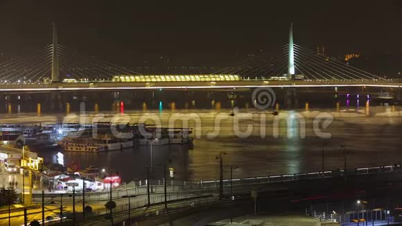 照亮的金色喇叭地铁桥模糊的繁忙交通线在伊斯坦布尔视频的预览图