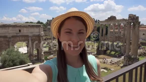 女士近古遗址论坛罗曼努姆做自拍女游客在罗马论坛拍照留念视频的预览图