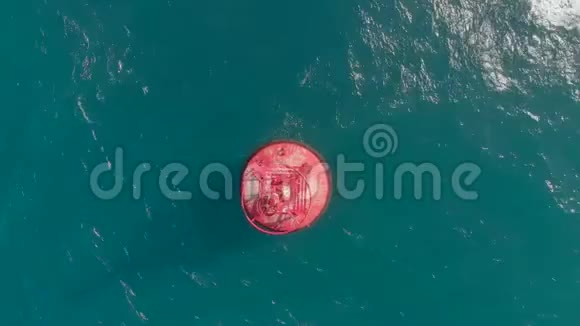 在美丽的蓝色海洋中拍摄的红色浮标视频的预览图