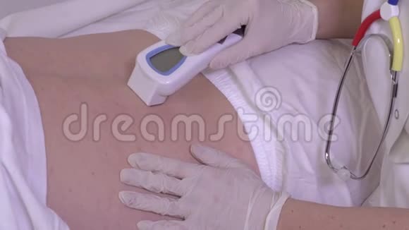 护士检查病人皮肤视频的预览图