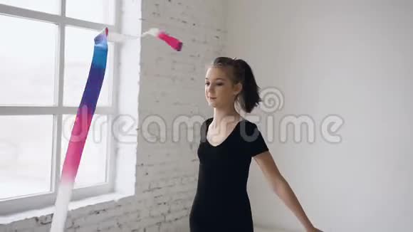 韵律体操可爱的少女用彩带训练一项体操运动美丽动人视频的预览图