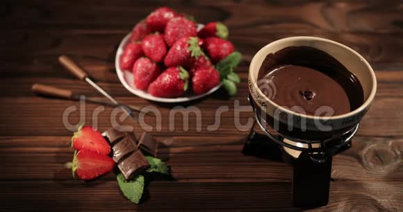 木制背景的巧克力草莓软糖视频的预览图
