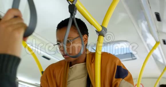乘坐4k公共汽车时两人听手机音乐视频的预览图