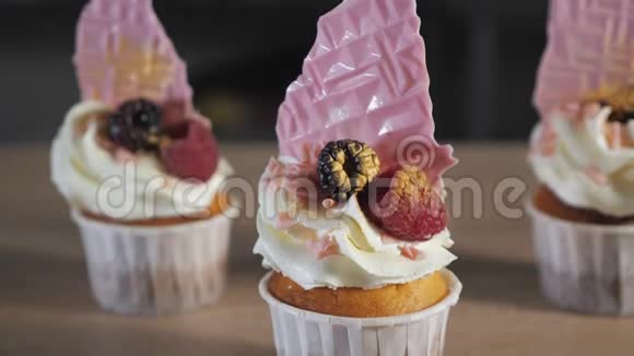 纸杯蛋糕上有奶油华夫饼和新鲜浆果视频的预览图