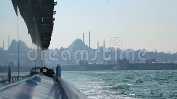 游客巡洋舰上的苏丹艾哈迈德清真寺景观船上的风景倒影视频的预览图