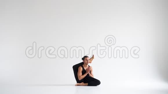 练习瑜伽的人视频的预览图