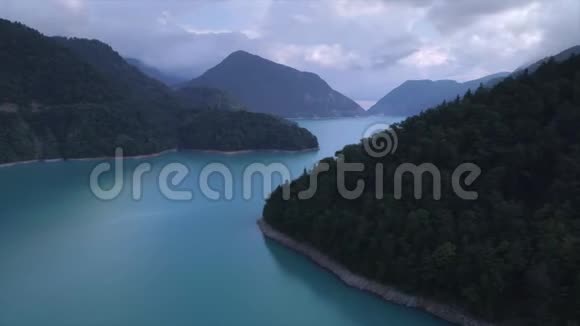 空中飞过美丽的湖和山格鲁吉亚因古里视频的预览图