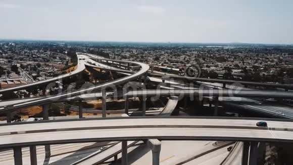 无人机直接飞越洛杉矶多个层次的史诗级公路交叉口与复杂的立交桥视频的预览图