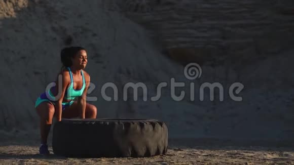 女孩在沙场推轮训练交叉适合锻炼视频的预览图