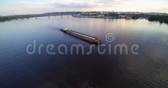 空中无人驾驶飞机在基辅德尼普尔河上的驳船景观乌克兰日落视频的预览图