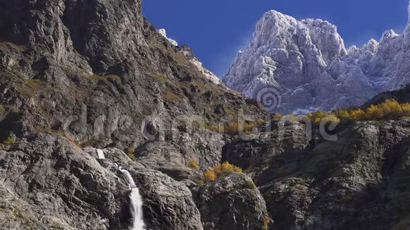 秋天的格鲁吉亚高山瀑布视频的预览图