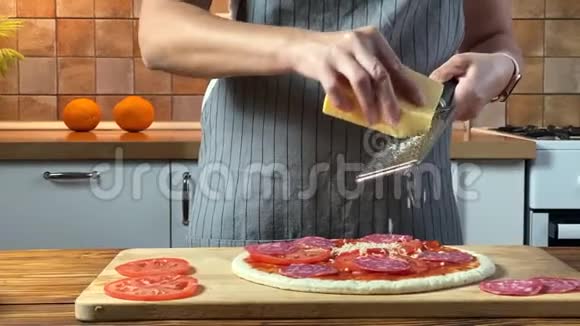女人用奶酪做意大利香肠披萨视频的预览图