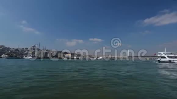 在码头附近航行的旅游巡洋舰伊斯坦布尔的伟大地标美丽的景色视频的预览图