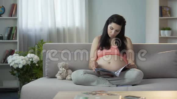 幸福孕妇回顾目录为儿童房选择家具视频的预览图