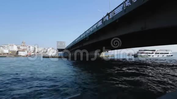 班轮在桥下转弯Passanger运输Bosporus游轮在伊斯坦布尔视频的预览图