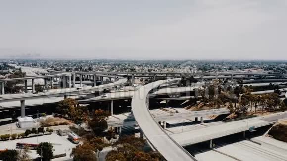 无人机在洛杉矶惊人的高速公路交汇处飞行交通通过许多公路天桥视频的预览图