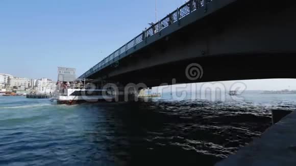 满载游客的游船在桥下航行人们钓鱼乘船游览视频的预览图