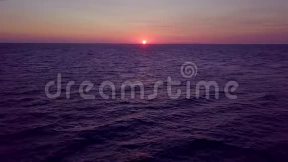 蓝色的海洋和太阳升起视频的预览图