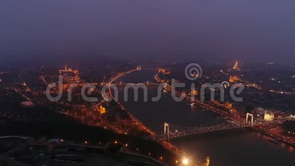 夜间在匈牙利布达佩斯的链桥和多瑙河的空中景观视频的预览图