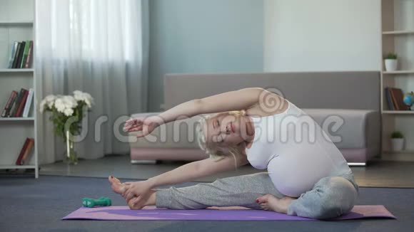 怀孕的妈妈做身体伸展运动要一直调养视频的预览图