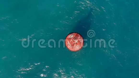 在美丽的蓝色海洋中拍摄的红色浮标视频的预览图