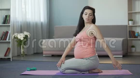 怀孕的妈妈做体育锻炼让宝宝习惯运动视频的预览图