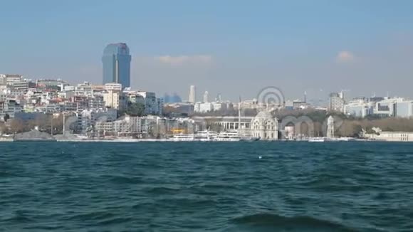 美丽的清真寺奥塔科伊从海洋现代和宗教土耳其伊斯坦布尔视频的预览图
