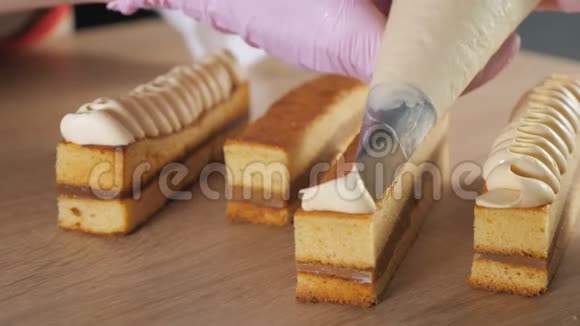 糕点厨师用糕点袋中的奶油装饰饼干视频的预览图