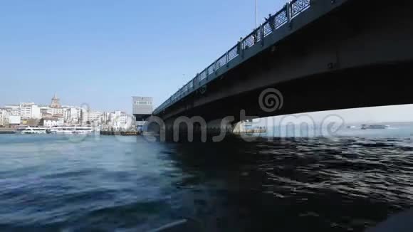 在桥下航行的摩托艇生命的短暂性水上旅游时间的流逝视频的预览图
