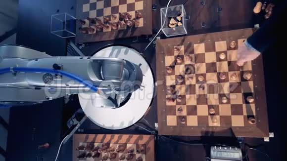 从上面看机器人和人类之间的象棋游戏视频的预览图