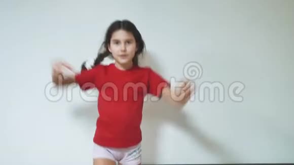 小女孩跳舞很有趣室内女孩跳舞挥舞着手臂儿童童年概念生活方式视频的预览图