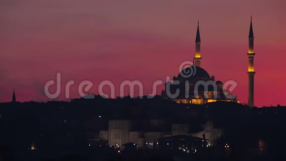 土耳其伊斯坦布尔的艾哈迈德苏丹清真寺夜晚被照亮红色的天空视频的预览图