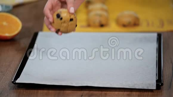 面包在烤盘上把面包放在烤盘上视频的预览图