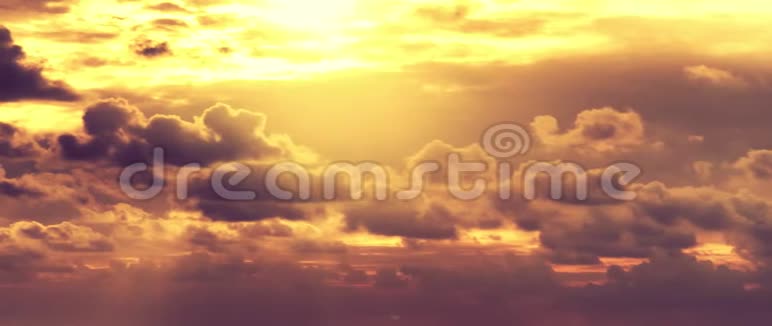 美丽的云彩在日落时移动视频的预览图