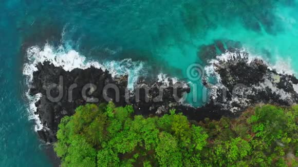热带岛屿蓝色海洋和黑色岩石的鸟瞰图视频的预览图