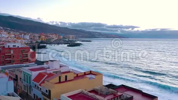 Candelaria的空中景观靠近该岛首都的大西洋城和海岸圣克鲁斯德特内里费视频的预览图