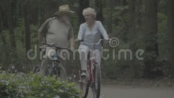 老年人喜欢骑自行车在公园Slog3现场视频的预览图
